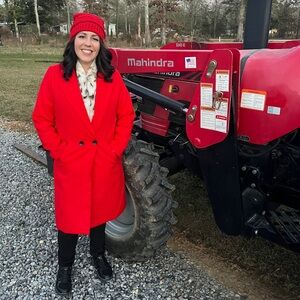 Meet your Posher, Sarah! Accepting most offers!!!